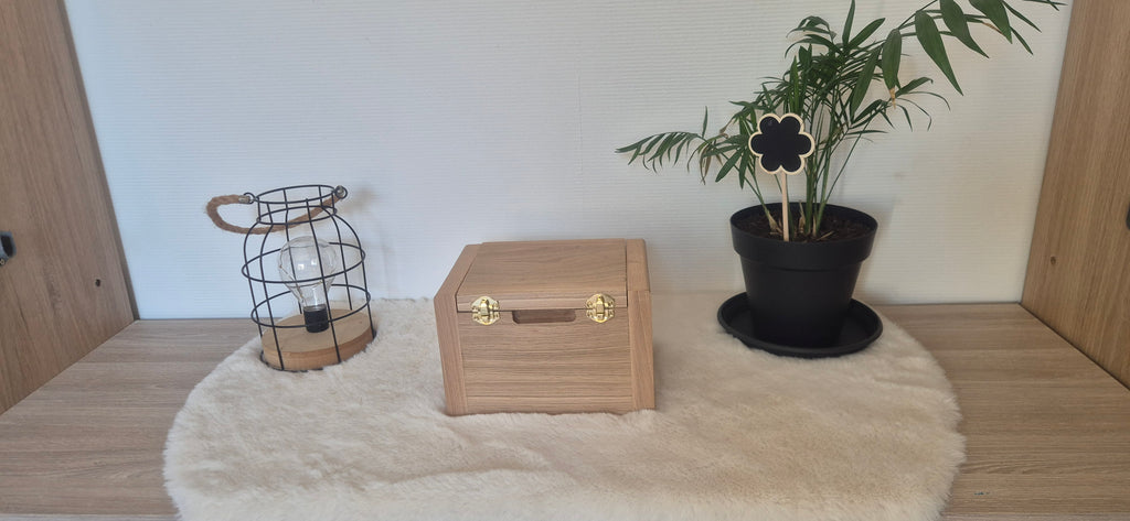 Coffret en bois avec fermoirs dorés