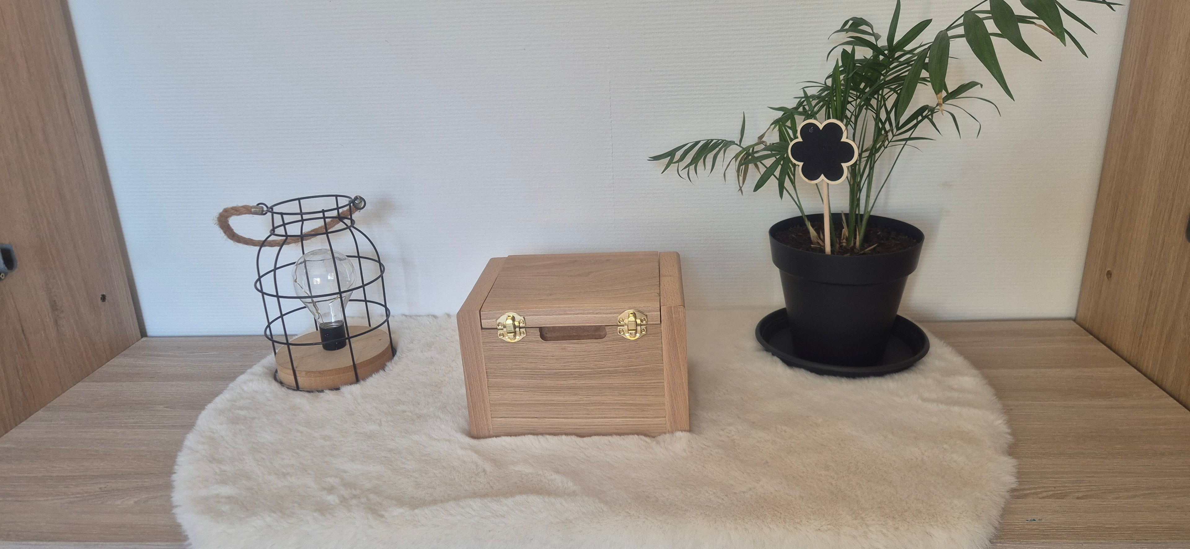 Coffret en bois avec fermoirs dorés