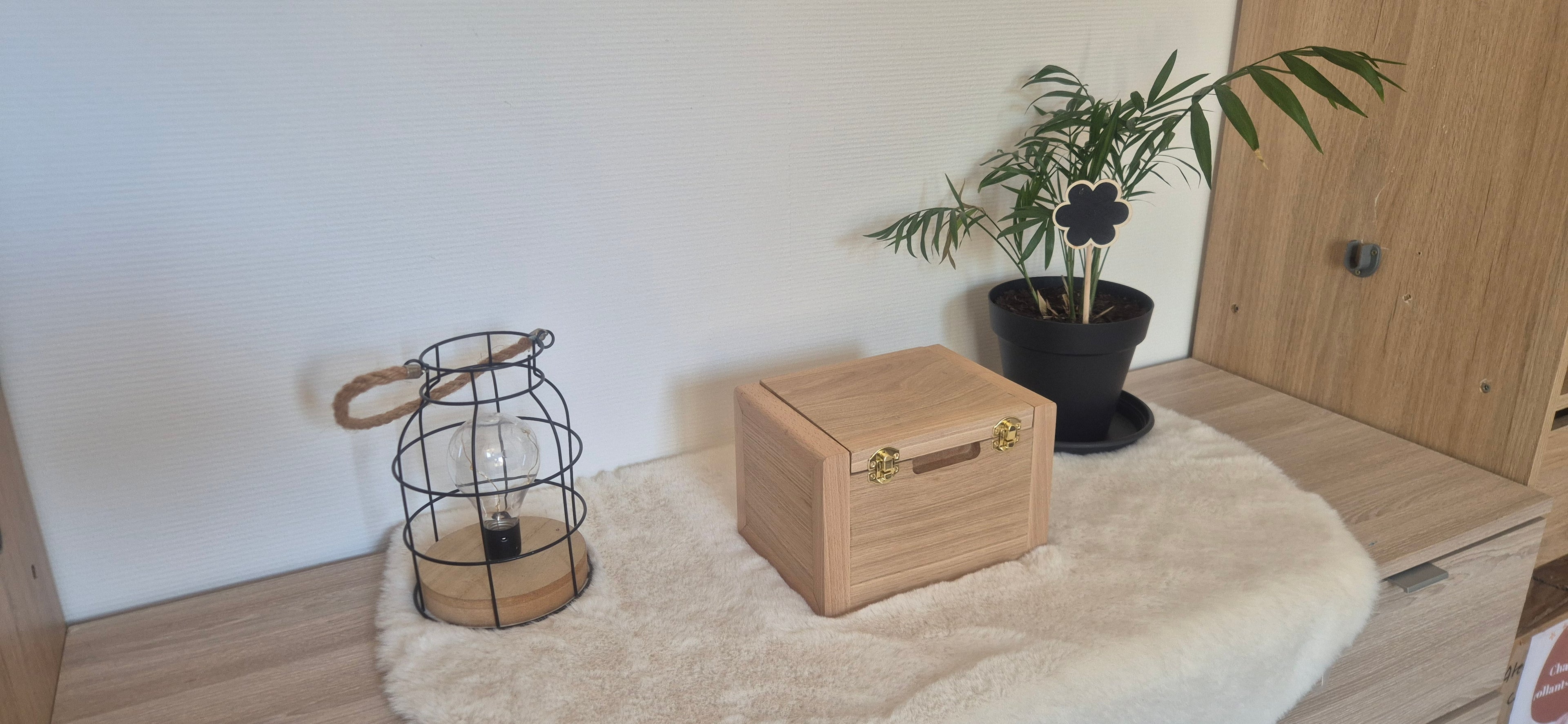 Coffret en bois avec fermoirs dorés