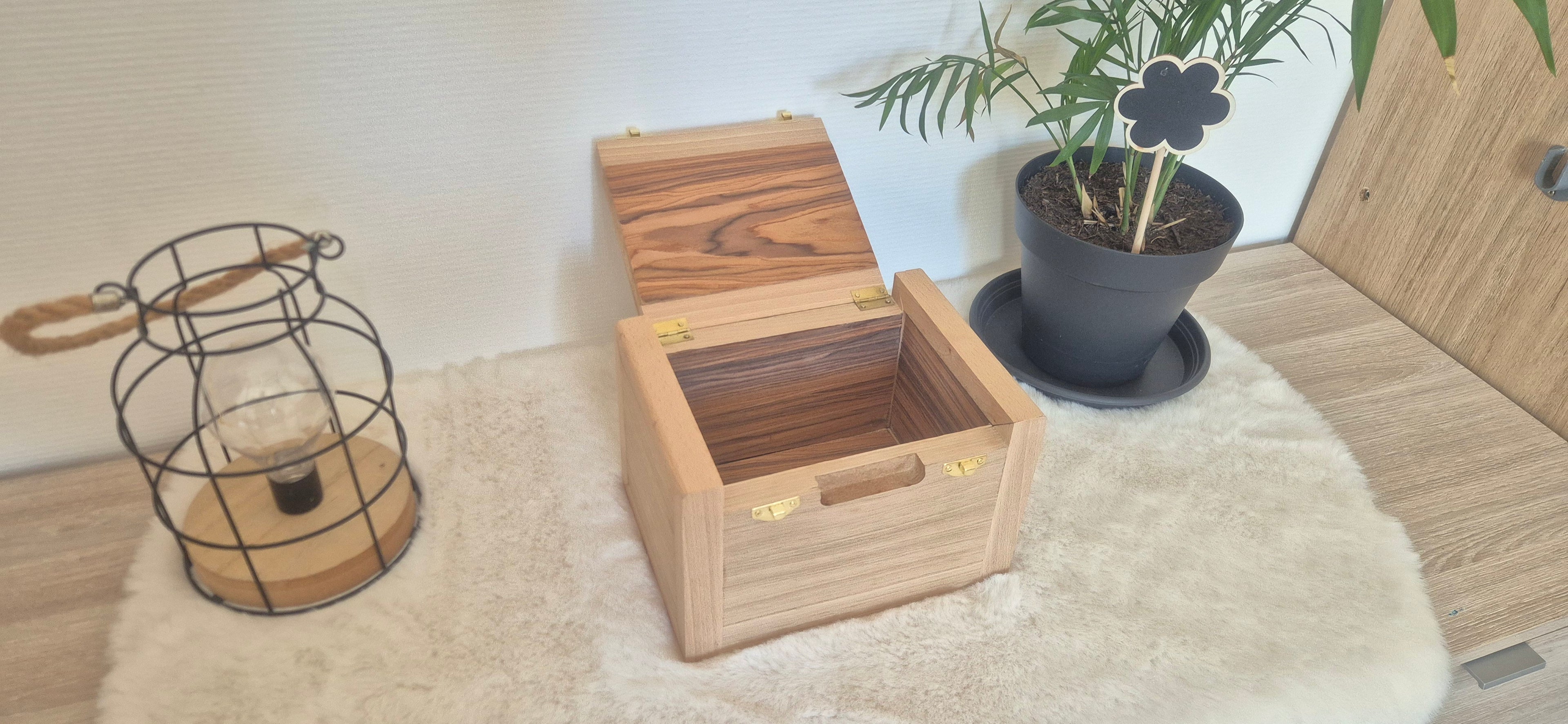 Coffret en bois avec fermoirs dorés
