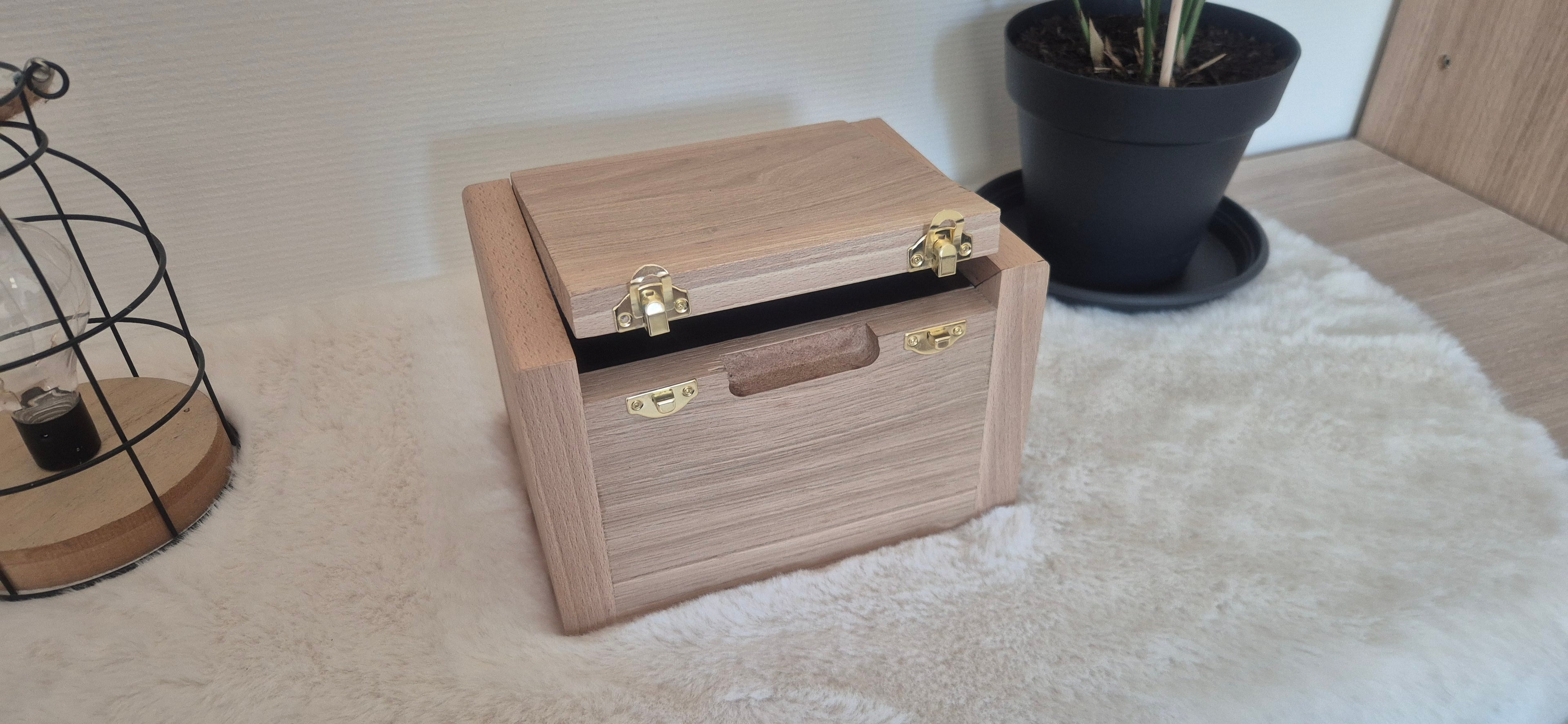 Coffret en bois avec fermoirs dorés