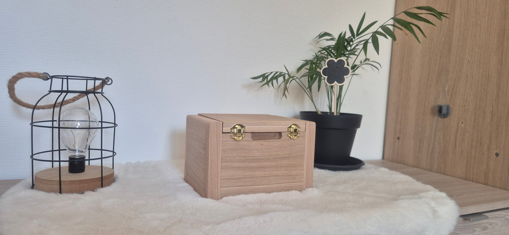Coffret en bois avec fermoirs dorés