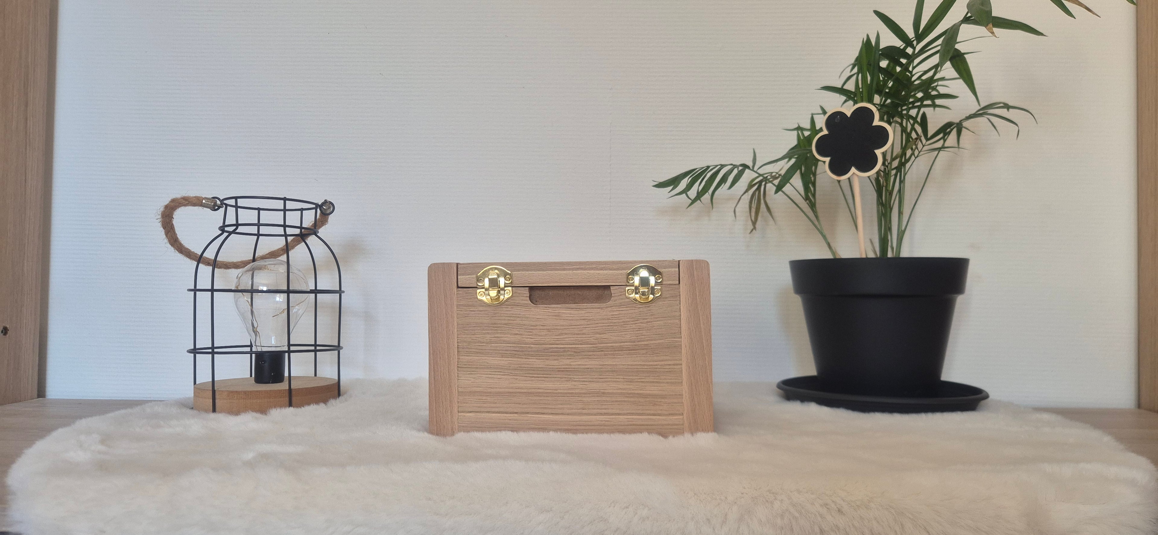 Coffret en bois avec fermoirs dorés